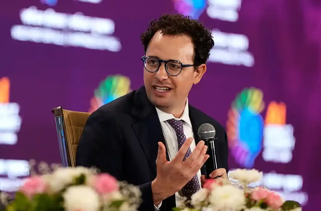 Anthropic veut ralentir la course à l’IA : Dario Amodei appelle à « cadencer » la frontière